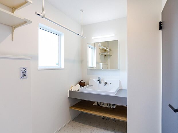 洗面台横のランドリーコーナー♪脱衣所もゆったりしていて、はしゃぐお子さまとの着替えも問題なしです♪ドラム式洗濯機も余裕で設置できる広さです♪