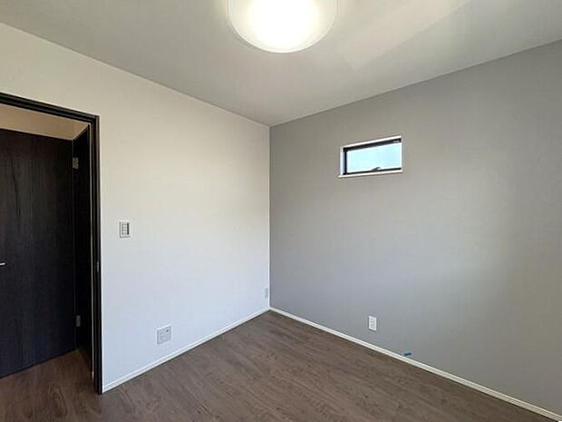 2階にある約4.5帖の洋室です♪