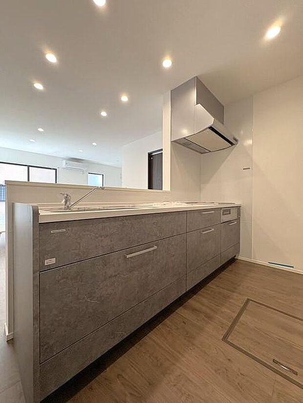 近隣駅まで徒歩約11分♪中心地や東温市方面へ行く路線で、通勤・通学に便利です♪