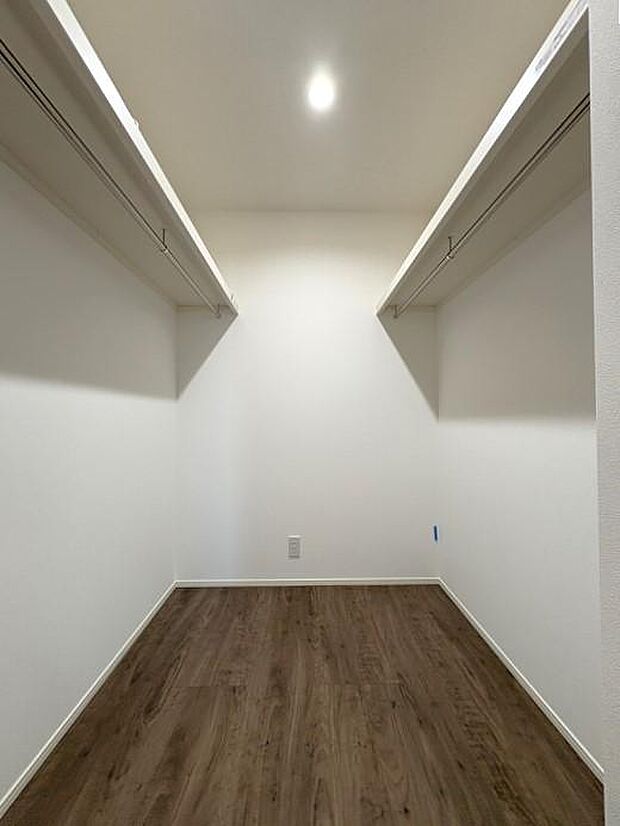 2階約6帖の洋室にあるウォークインクローゼットです♪