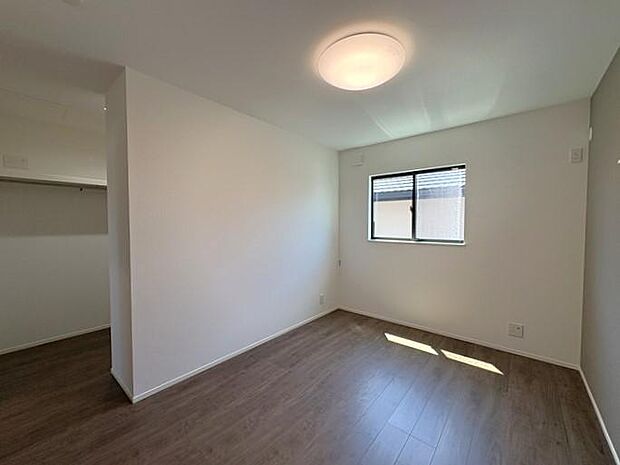 2階にある約6帖の洋室です♪