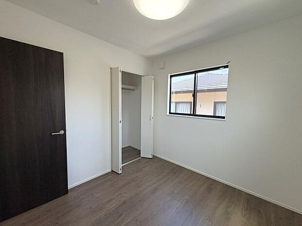 2階にある約4.5帖の洋室です♪