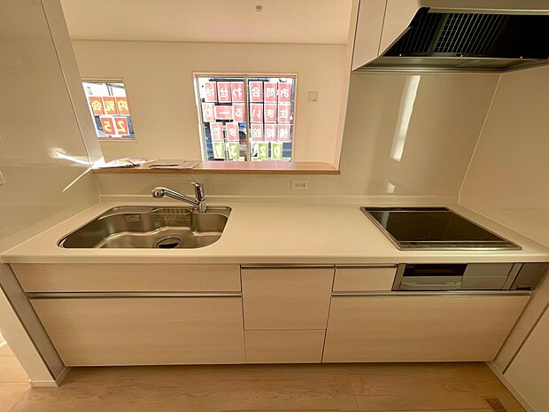 対面キッチンでお子さまの様子を見ながらお料理ができて安心です♪キッチン台は広々していますのでお子さんと一緒に料理も楽しめます♪