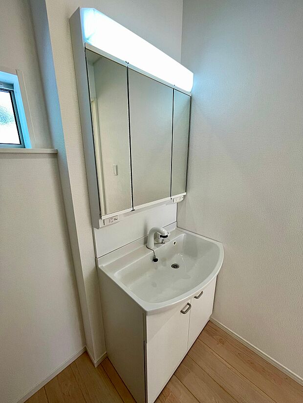 三面鏡の洗面台は鏡の裏が収納になっているため、化粧用品がたっぷり入ります♪コンセント付きでドライヤーもすぐに使えます♪