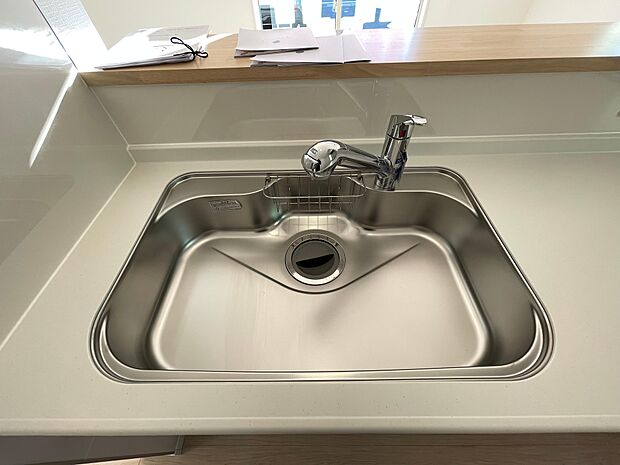 たっぷり食器が入るシステムキッチンのシンク♪シングルレバーなので片手で吐水できます♪浄水カートリッジ対応の水栓です♪