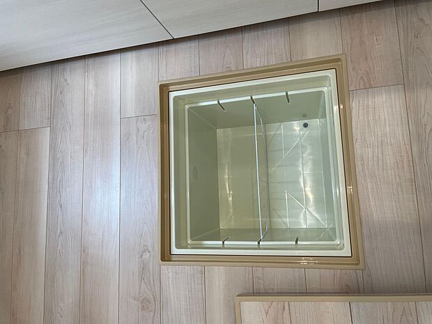 キッチン部床下には収納が付いています♪瓶詰めの食品や缶詰などの保管に最適です♪