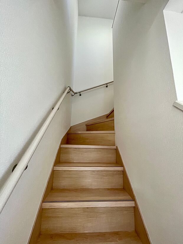 光の入る明るい階段部♪2階に上がる際外の天気も確認できます♪