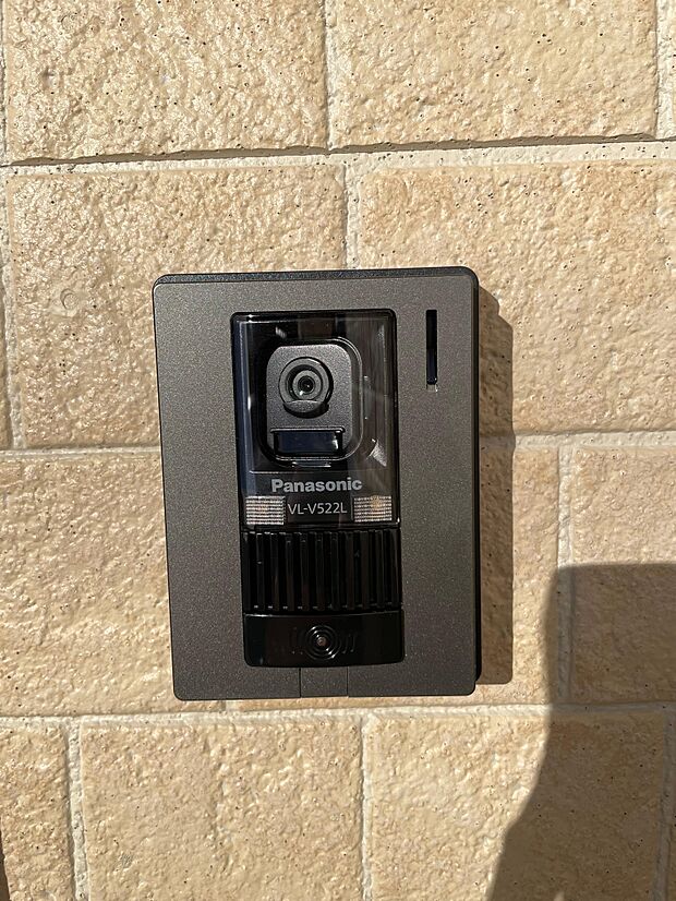 カメラ付きインターホン♪夜はライトがつきますのでお顔もはっきり分かります。防犯も安心です。