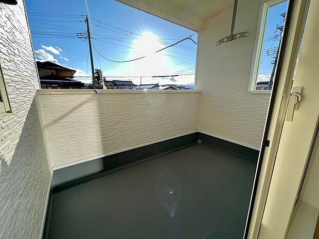 南東向きのバルコニーはお布団も干せるゆったりとした大きさです♪椅子を置いて読書も楽しめます♪
