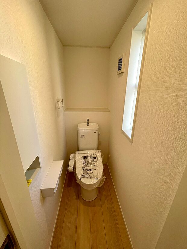 光の入るトイレスペース♪自動開閉、ウォシュレット機能付き♪2階にもトイレがあるので混み合う朝も安心です♪