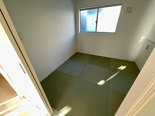 LDKの隣には、お子様の遊び部屋やお昼寝スペースにも活用できる5帖の和室付き♪傷みにくくダニやカビの発生を抑える畳を使用♪