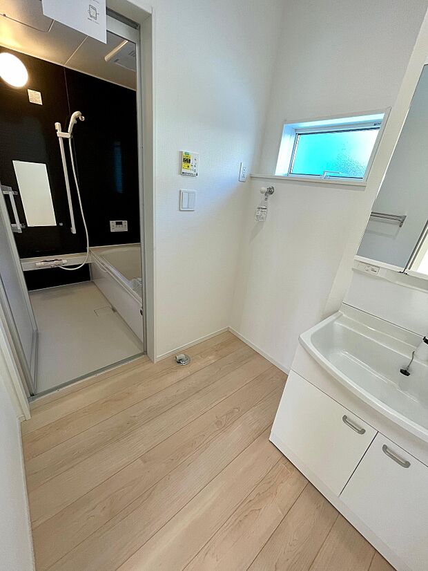 洗面脱衣所には窓があり明るい光が入ります。ドラム式洗濯機も余裕で入る広さです♪