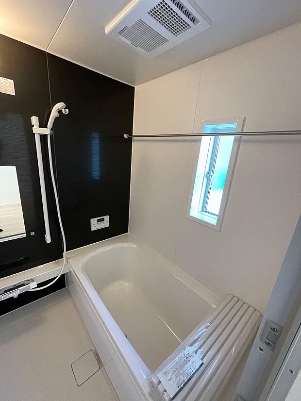 床の乾きやすい1坪タイプの浴槽♪足を伸ばしてゆっくり入浴ができます。浴室暖房機能付きで冬でもあったかいです。