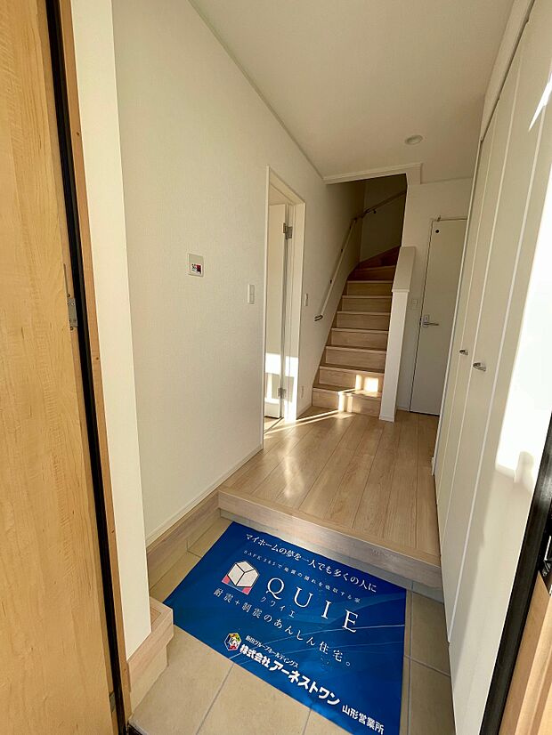 白を基調とした明るい玄関スペース♪玄関部収納にはベビーカーや上着も収納可能♪シューズボックスも大容量で革靴もスニーカーもたくさん収納