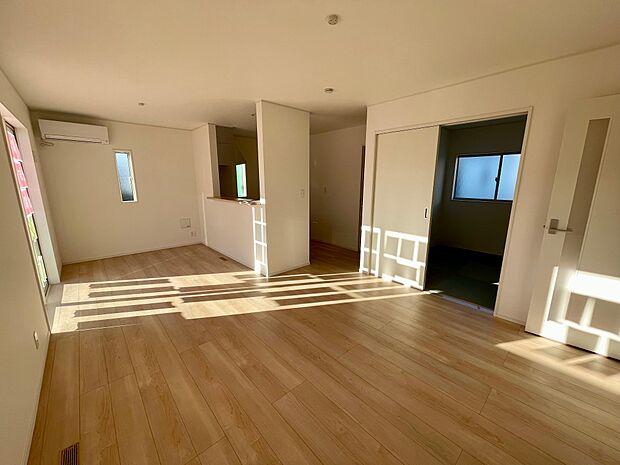 毎日の疲れを癒してくれるリビング♪彩光とプライバシーを考えた窓の配置でゆったりと家族と団らんができます。