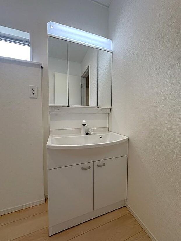 洗面からお化粧まで!忙しい朝の準備にぴったりな洗髪洗面化粧台付き♪下部は収納スペース付♪