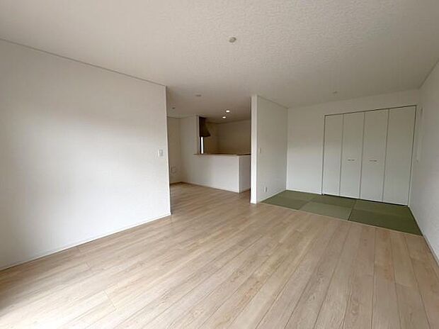 家族みんなでゆったりくつろげる広さで、ダイニングセットやソファを置いても余裕のある快適な空間です♪