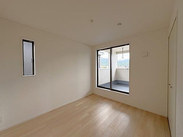2階にあるう約5.2帖の洋室です♪バルコニーが付いており、明るい陽射しと風を感じられる快適な空間です♪
