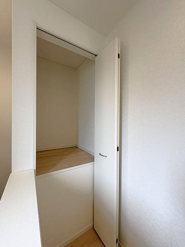 2階階段横の収納スペースです♪季節の物や日用品のストック、掃除道具などをしまえてとても便利です♪