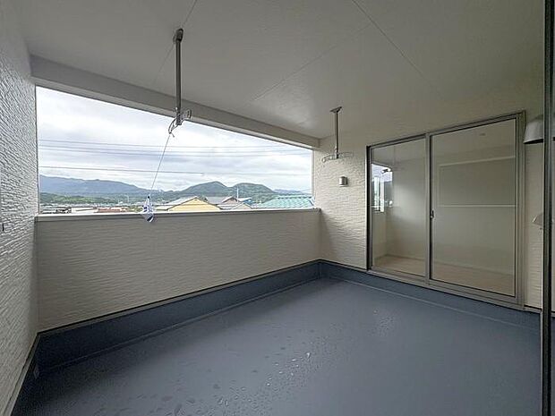 二部屋から出入りできるバルコニー♪洗濯物を干しても、ちょっとした雨なら濡れにくく安心です♪