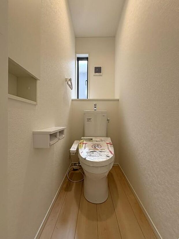 2階にあるトイレです♪忙しい朝の時間帯も2か所あると安心感がありますね♪採光も良好で明るい空間です♪