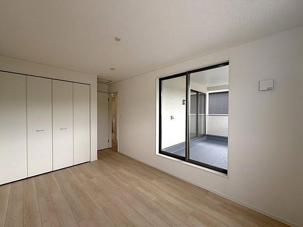 2階にある約7.2帖の洋室です♪落ち着いた雰囲気の中で、毎日ゆったりとくつろげます♪