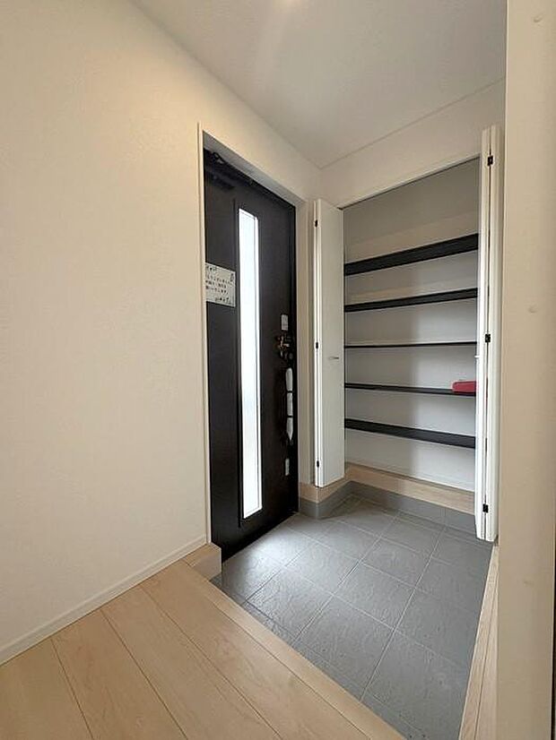 可動棚付きのシューズクローゼットで、靴の高さや収納物に合わせて棚を調整できて便利です♪