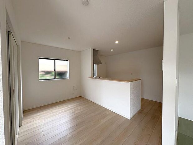 日当たりのよい温かい雰囲気のダイニングスペース♪ご家族との団欒をこちらでゆったりとお過ごしください♪