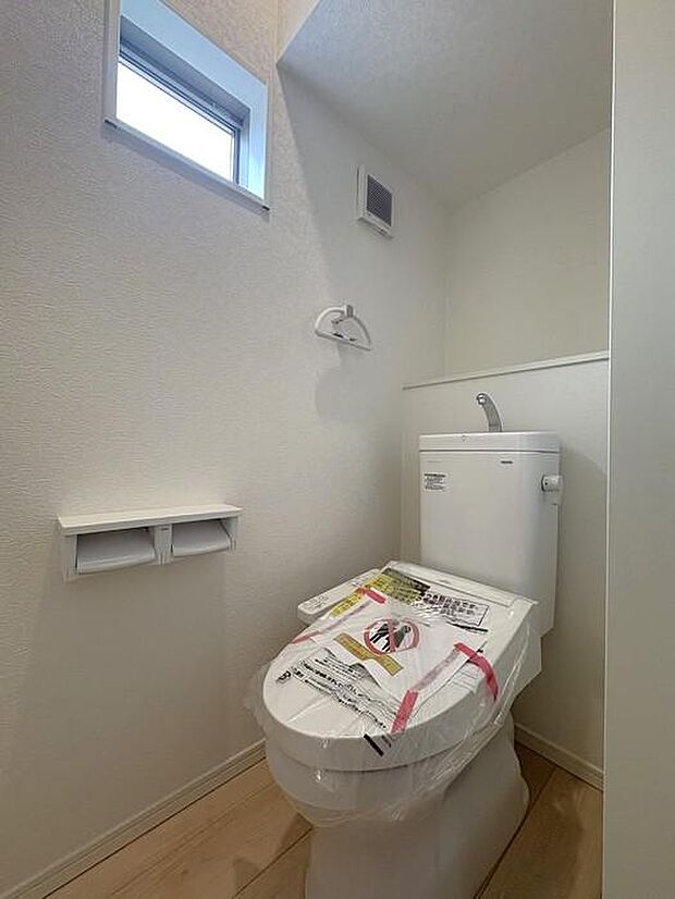 階段下のスペースを上手に活用したトイレ♪毎日気持ちよく使えて、快適でリラックスできるひとときに♪