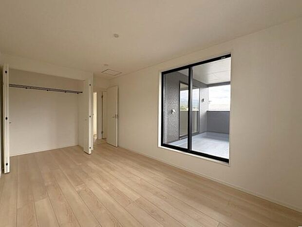 2階にある約7.7帖の洋室です♪バルコニーが付いており、明るい陽射しと風を感じられる快適な空間です♪