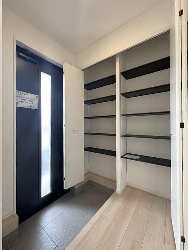 可動棚付きのシューズクローゼットで、靴の高さや収納物に合わせて棚を調整できて便利です♪