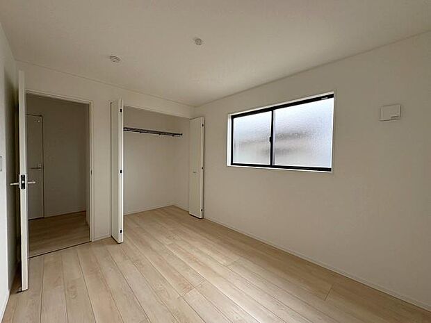 2階にある約6帖の洋室です♪クローゼットには洋服の収納もしやすいよう、ハンガーパイプ付です♪