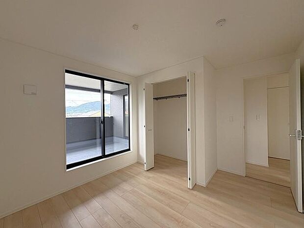 2階にある約6帖の洋室です♪寝室や子ども部屋にピッタリ♪ベッドや家具もゆったり配置できます♪