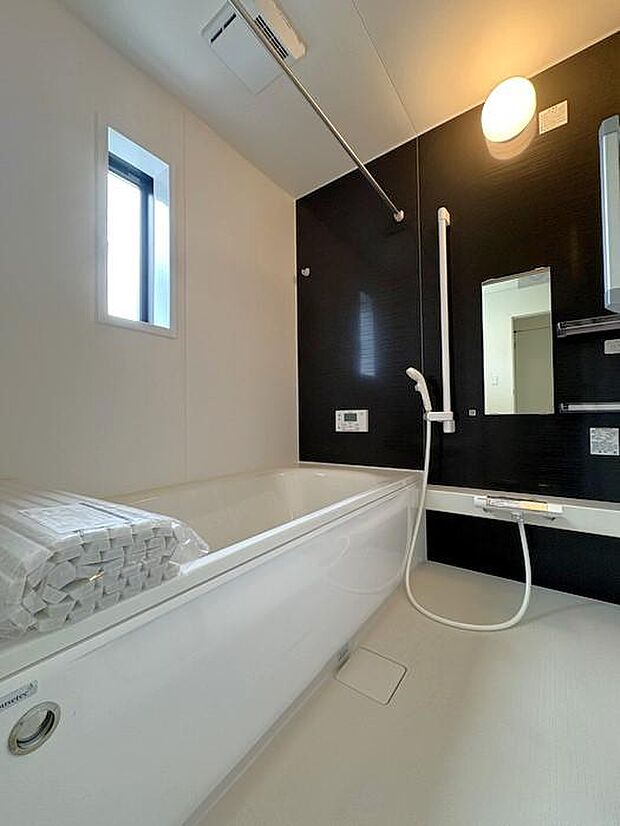 シンプルで使いやすいお風呂で、のんびり入浴タイムを♪疲れをしっかり癒してくれる快適な浴室です♪