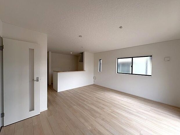 陽当たり良好な南向きリビングは、自然光が室内を明るく照らし、家族みんなが心地よく過ごせます♪