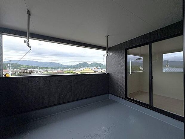 二部屋から出入りできるバルコニー♪洗濯物を干しても、ちょっとした雨なら濡れにくく安心です♪