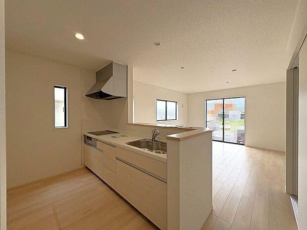 リビングダイニングで遊ぶ子どもたちと会話をしながら家事が出来るカウンターキッチンです♪