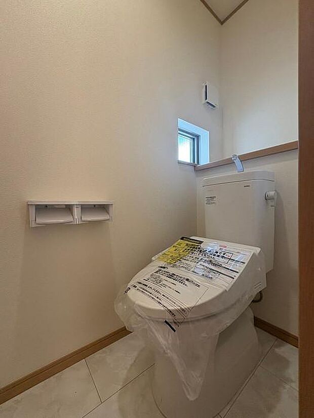 2階のトイレです♪忙しい朝の時間帯も2か所あると安心感がありますね♪採光も良好で明るい空間です♪