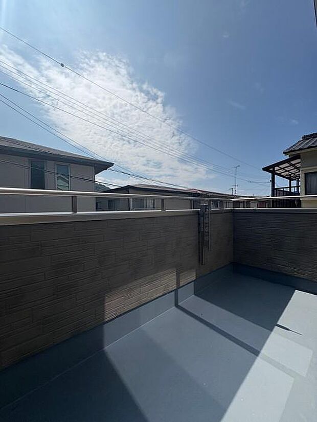 広々バルコニーは洗濯物やお布団干しはもちろん、くつろぎスペースとしても♪開放感たっぷりの空間です♪