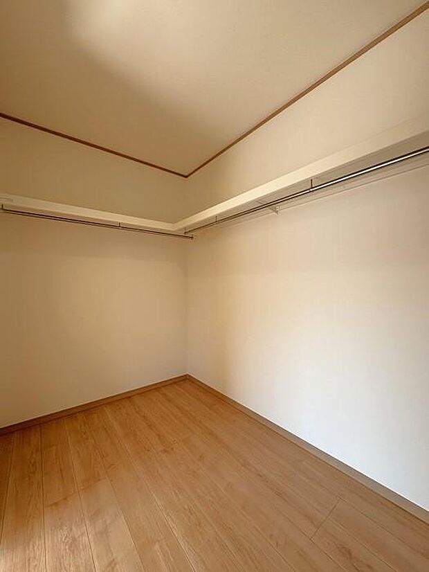 2階約7.5帖洋室にあるウォークインクローゼット♪洋服の収納もしやすいよう、ハンガーパイプ付です♪