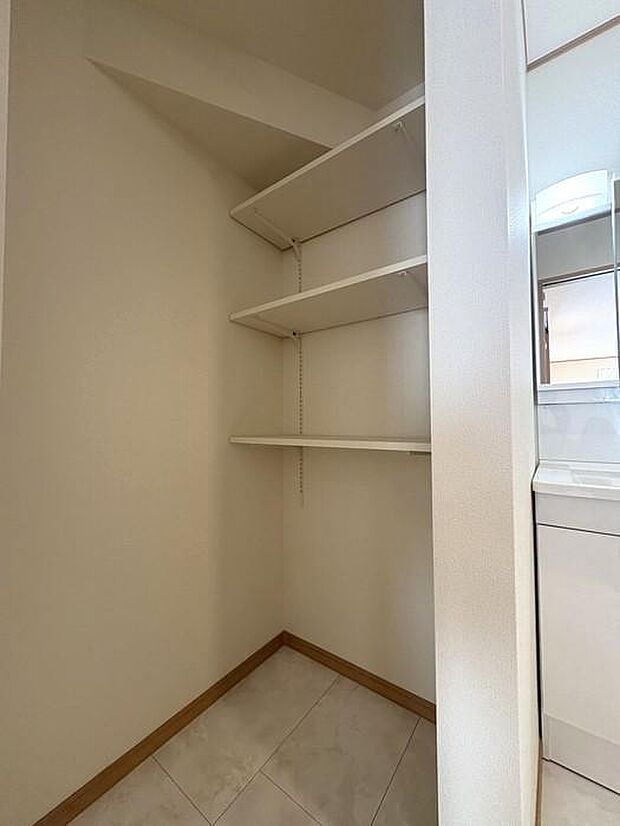 洗面台の横にある稼働棚です♪タオルや洗剤などを整理しやすく、使いやすい収納スペースです♪