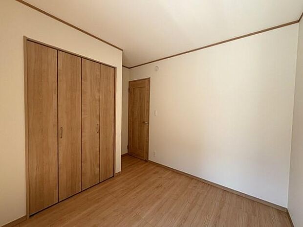 2階にある約5.25帖の洋室です♪書斎や子ども部屋にぴったりで、集中して勉強や作業に取り組めます♪