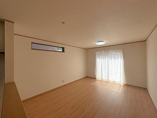 約15.5帖のリビングです♪南側の窓から暖かな光が差し込み、家族でくつろげる明るい空間です♪