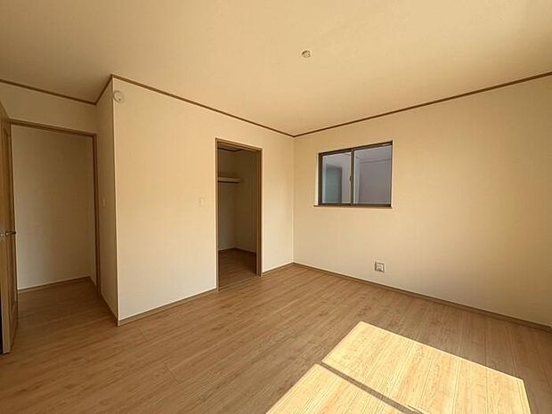 2階にある約7.5帖の洋室です♪十分な広さがある落ち着いた空間で、ゆったりとお過ごしいただけます♪