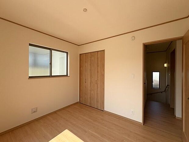 2階にある約5.25帖の洋室です♪コンパクトながら、明るく使いやすいお部屋です♪