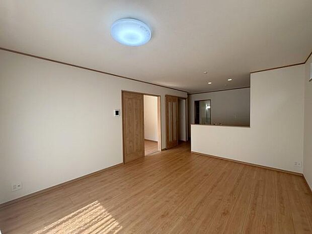 カウンターキッチンからはリビング全体を見渡せるので、料理をしながら家族との会話も弾みます♪ 