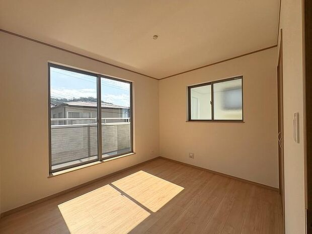 2階にある約5.25帖の洋室です♪バルコニー付きで、明るく風通しの良い快適な空間です♪