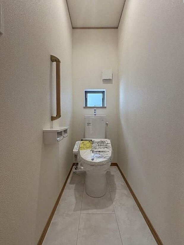 1階のトイレです♪手すり付きで立ち座りも安心♪落ち着いた空間で快適に使えます♪