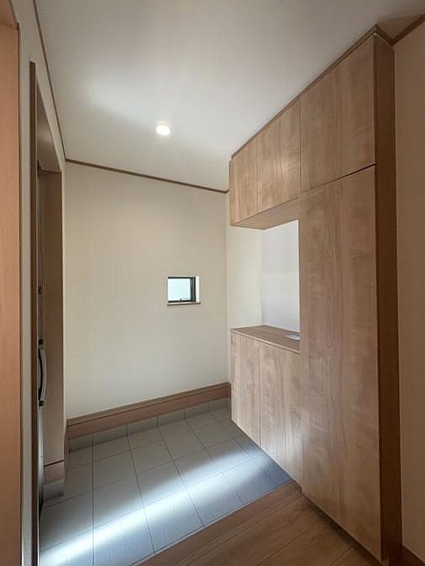 木目調の玄関収納が温かみのある雰囲気を演出し、家族やお客様を優しく迎えます♪