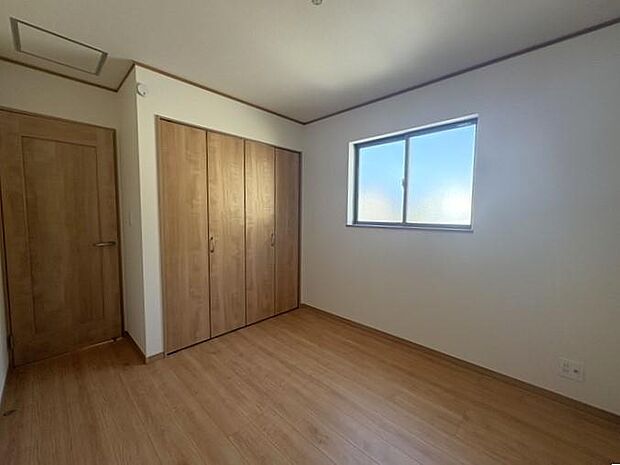 2階にある約5.25帖の洋室です♪クローゼットは扉付きで、収納後扉を閉めるとスッキリとした空間へ♪